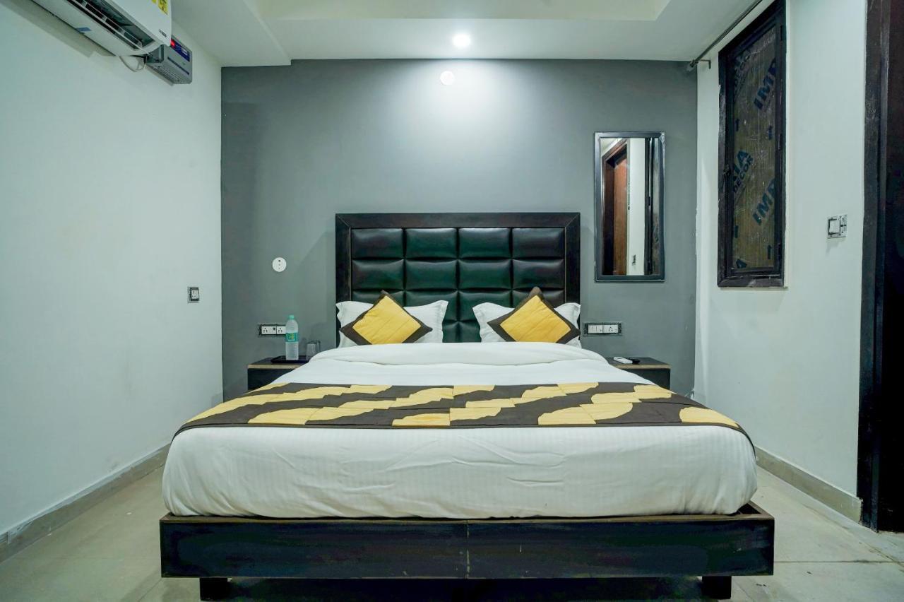 Hotel Red Snapper Couple Friendly At West Delhi Nuova Delhi Esterno foto