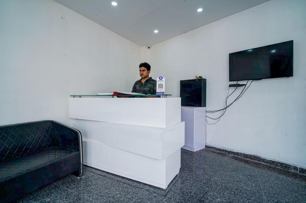 Hotel Red Snapper Couple Friendly At West Delhi Nuova Delhi Esterno foto